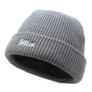 Vue détaillée du bonnet en maille grise avec broderie cursive blanche Zyblue de haute qualité