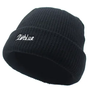 Détail de la broderie Kblue sur le bonnet en tricot côtelé noir avec bord replié