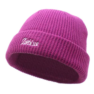 Détail de la maille côtelée et broderie Hyblue sur le revers du bonnet rose