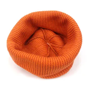 Bonnet en maille orange classique pour adultes avec texture côtelée chaude et ajustée