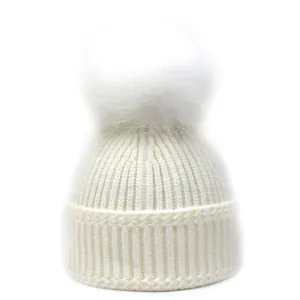 Chique crèmewitte gebreide wintermuts met grote pompon van imitatiebont dames
