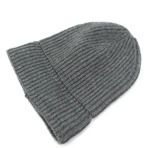 Dunkelgraue Damen Strickmütze mit Rippstrickmuster und klassischem Umschlag für den Winter