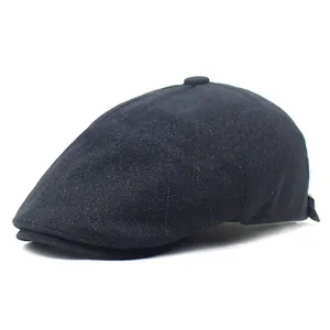 Vue détaillée du tissu en coton texturé et du bouton supérieur sur la casquette plate
