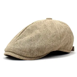 Détail d'une casquette plate kaki en lin et coton respirant avec texture vintage