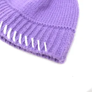 Schicke lila gestrickte Beanie für Damen mit dekorativen weißen handgenähten Details