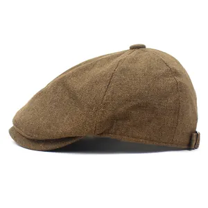 Détail de la casquette gavroche marron en coton et lin avec boucle de réglage en métal