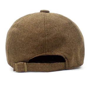 Vue arrière du béret réglable en coton et lin marron avec boucle en métal bronze