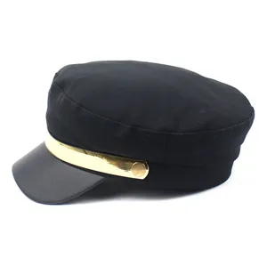 Détail de la casquette marine noire avec visière en cuir et bandeau doré brillant
