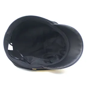 Vue intérieure de la casquette marin noire avec bord en cuir et étiquette d'entretien