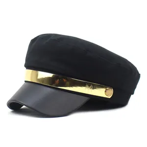 Casquette de marin noire avec visière en cuir et barre métallique dorée gravée M