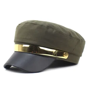 Détail d'une casquette en tissu vert armée avec visière en cuir noir et barre en métal M