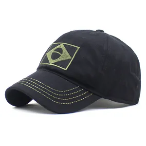 Detail der Baumwoll-Baseballkappe mit besticktem Patch und grünen Nähten am Schirm