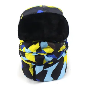 Λεπτομέρεια καπέλου ushanka με γεωμετρικό μοτίβο καμουφλάζ και μαύρη τεχνητή γούνα