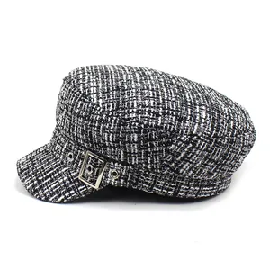 Casquette de marin classique en tweed noir et blanc avec boucle en métal argenté