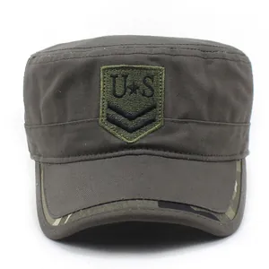 Détail de la casquette militaire avec broderie verte et bordure camouflage