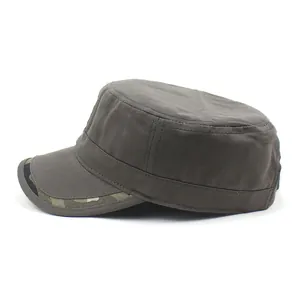 Détail d'une casquette militaire en coton avec visière camouflage et toile vert olive