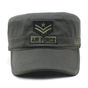 Dettaglio del cappello militare in cotone verde oliva con ricami Air Force e toppe army