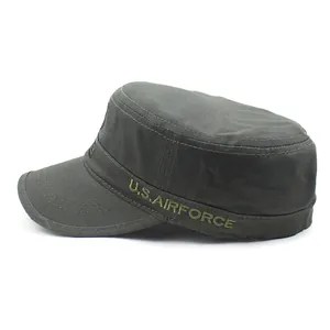 Dettaglio del cappello militare verde con ricamo U.S.AIRFORCE laterale e tessuto in tela robusta