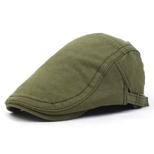 Detail van de metalen gesp en twill stof op de legergroene katoenen platte pet voor heren