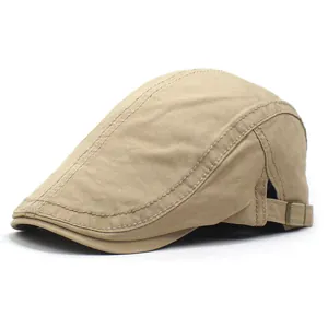 Détail d'une casquette plate en coton kaki avec boucle métallique réglable et coutures