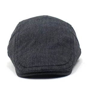 Klassieke donkergrijze platte pet van gewassen katoen met vintage denim textuur en riempje