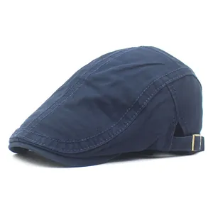 Détail d'une casquette plate bleu marine en coton avec coutures doubles et boucle en métal