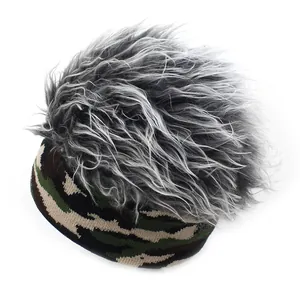 Détail macro du bonnet en tricot camouflage avec perruque grise réaliste sur le dessus