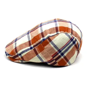 Détail de casquette gavroche vintage à carreaux orange et bleu en coton respirant