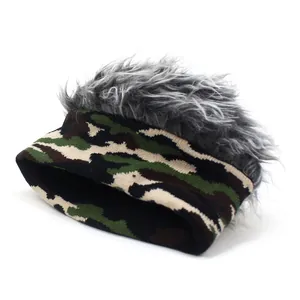 Bonnet en tricot camouflage avec faux cheveux gris amusants pour la chaleur hivernale