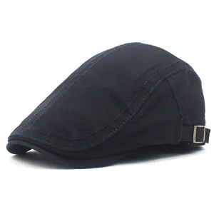 Détail de la boucle métallique réglable sur une casquette plate en coton noir pour homme