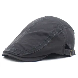 Détails d'un béret vintage en coton gris foncé avec coutures décoratives et boucle réglable