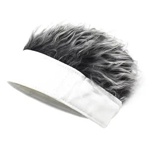 Dettaglio della visiera in cotone bianco con extension per capelli grigio sfumato