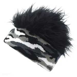 Gros plan du bonnet camouflage en tricot avec garniture en fausse fourrure noire