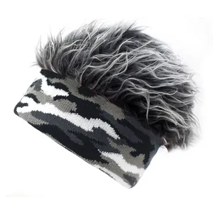 Détail du bonnet en tricot camouflage avec perruque grise bouclée pour le plein air