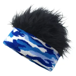 Détail du bandeau tricoté camouflage créatif avec des fibres de perruque noire synthétique