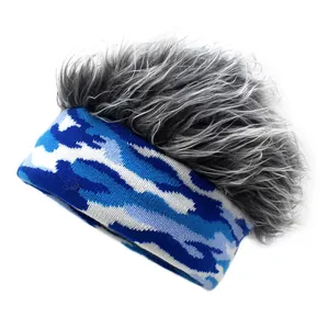 Détail du bandeau tricoté camouflage bleu avec perruque créative en cheveux gris