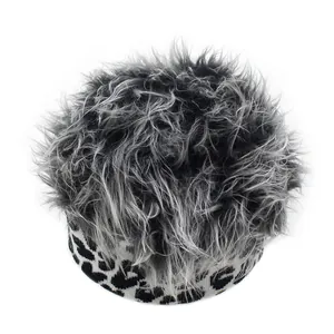 Originelle Strickmütze mit grauem Kunsthaar und schwarz-weißem Leopardenmuster-Saum