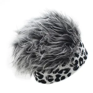 Detail der grauen Perückenmütze mit schwarz-weißem Leopardenmuster-Strickband