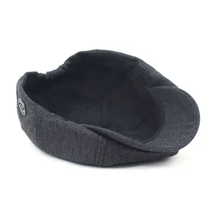 Donkergrijze denim baret met metalen badge en elastische achterkant voor volwassenen