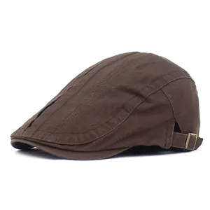 Dettaglio cappello piatto marrone in cotone con fibbia regolabile in metallo e cuciture