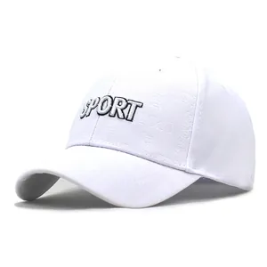 Detail einer weißen Sport-Baseballkappe mit 3D-Stickerei und gebogenem Schirm