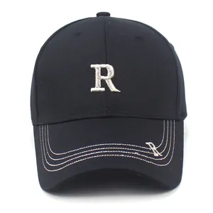 Gorra de béisbol negra clásica con letra R bordada en plata y visera curva moderna