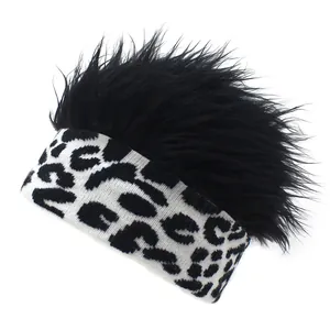 Makroansicht der lustigen Strickmütze mit Kunstpelz-Haar und schwarz-weißem Leoprint
