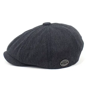 Klassieke donkergrijze katoenen baret met vintage metalen embleem en gebogen klep