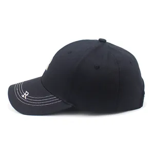 Detalle del bordado de la letra R blanca y visera curva en gorra de béisbol negra