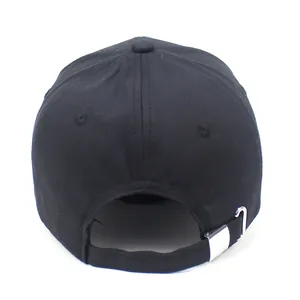 Vista trasera de la gorra de béisbol negra con hebilla de metal plateado ajustable