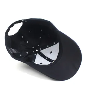 Vista interior de gorra de béisbol negra bordada con forro de algodón y costuras finas