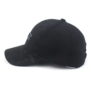 Detailansicht der schwarzen Sport-Baseballkappe mit geprägten SPORT-Buchstaben-Prints