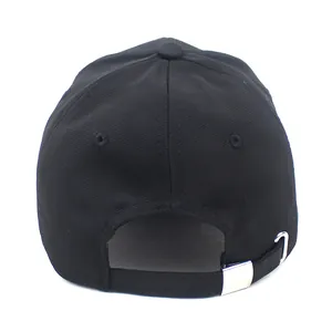 Rückansicht der schwarzen Baumwoll-Baseballkappe mit verstellbarer Metallschnalle und Ösen