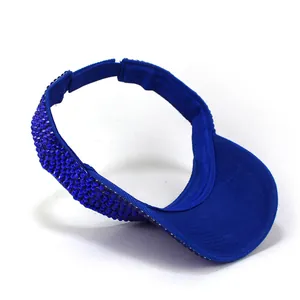 Vue détaillée de la visière bleu roi avec ornements en strass et sangle Velcro